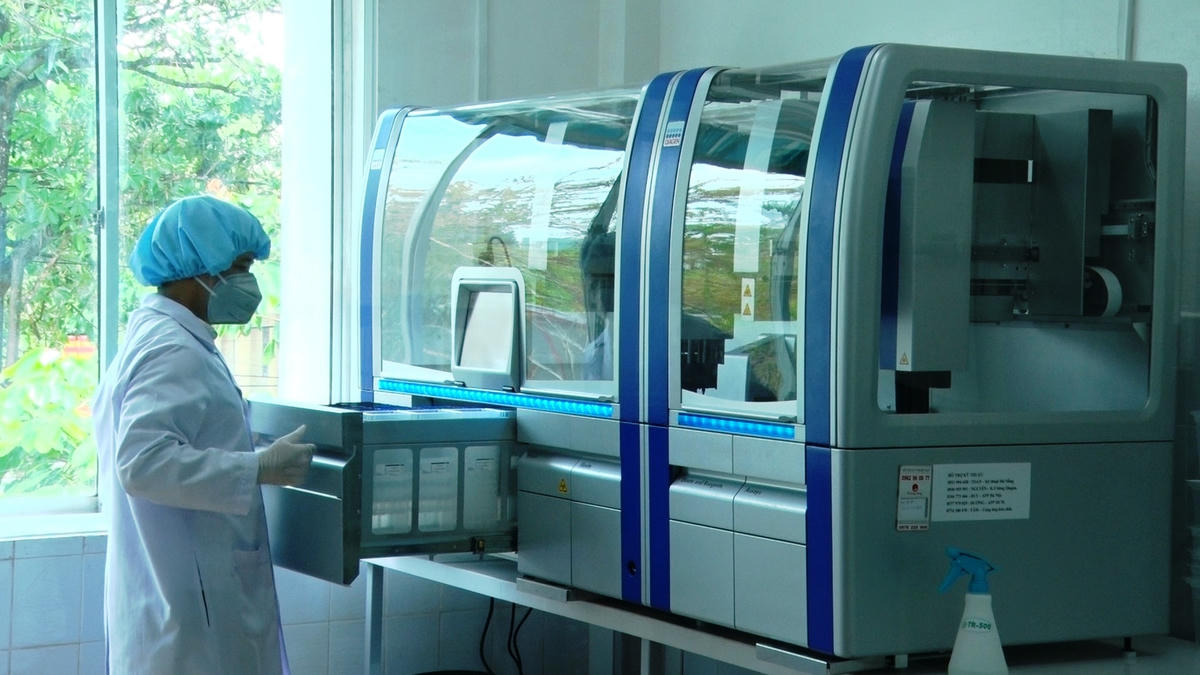 Hệ thống xét nghiệm Realtime PCR tự động ở Quảng Nam.