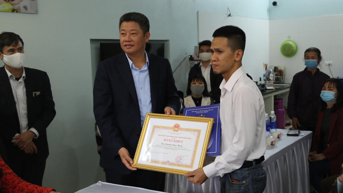 Anh Mạnh nhận Bằng khen của UBND thành phố Hà Nội.
