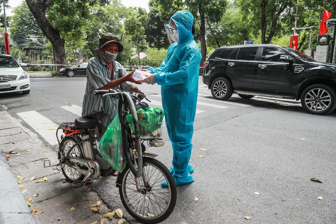 Những suất cơm nghĩa tình tiếp tục được trao cho người nghèo, người vô gia cư trên các đường phố Hà Nội.