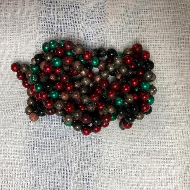 Những viên bi đủ mọi sắc màu được các bác sĩ lấy ra từ dạ dày bệnh nhi.