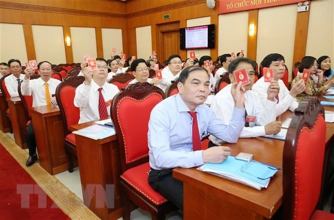 Đại biểu biểu quyết thông qua danh sách bầu cử Ban Chấp hành Đảng bộ Cơ quan Ủy ban Kiểm tra Trung ương nhiệm kỳ 2020-2025. Ảnh: TTXVN.