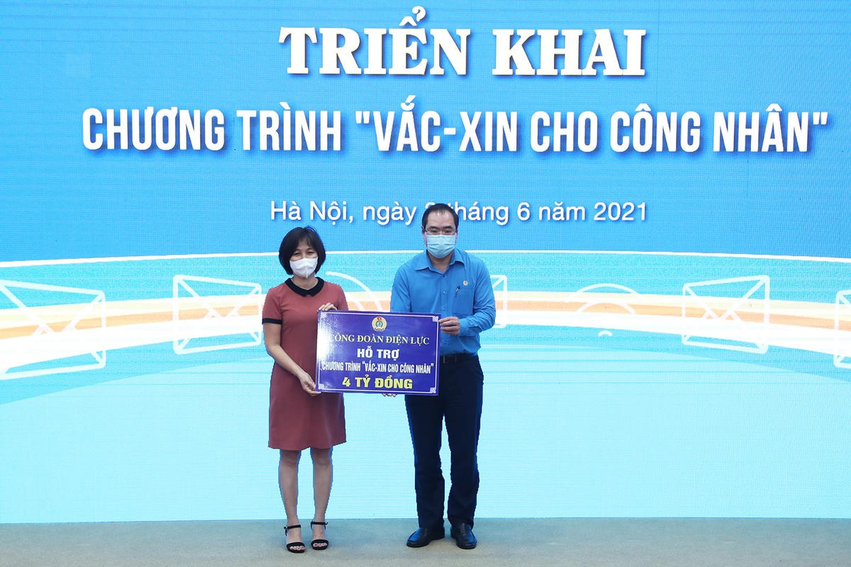 Tiếp nhận ủng hộ chương trình “Vaccine cho công nhân”.