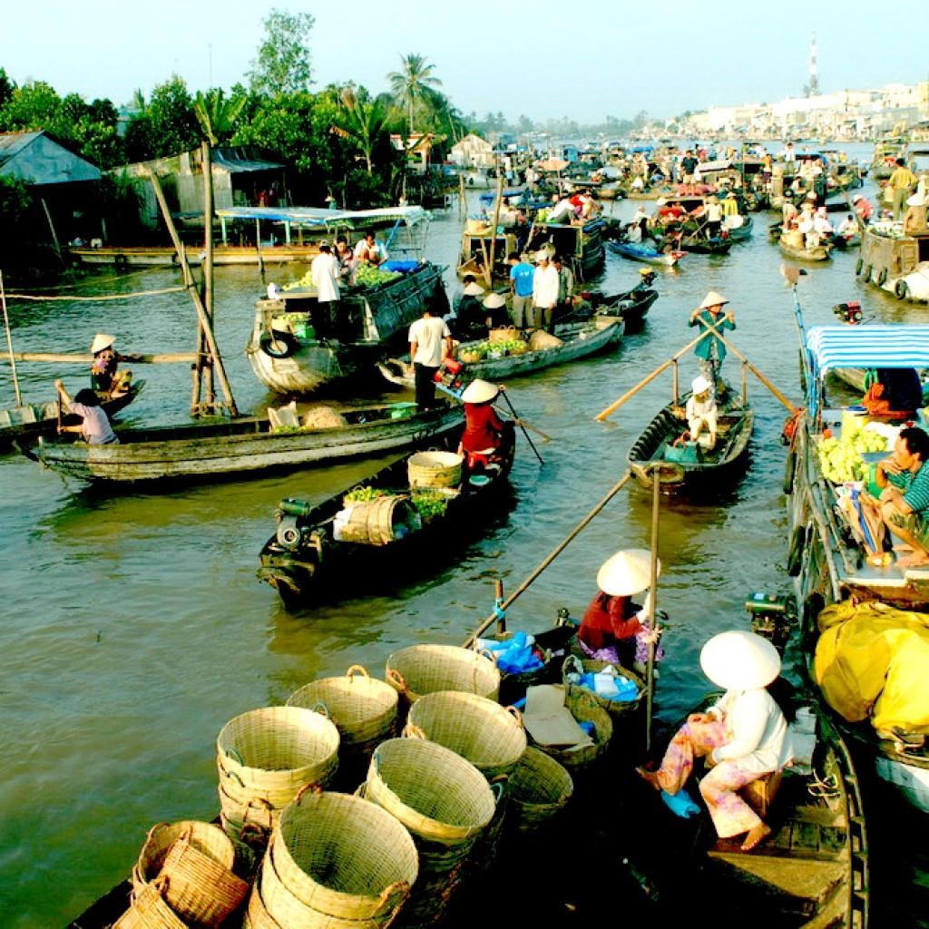 Chợ nổi Cái Bè, nơi giáp ranh giữa 3 tỉnh Vĩnh Long, Bến Tre, Tiền Giang.