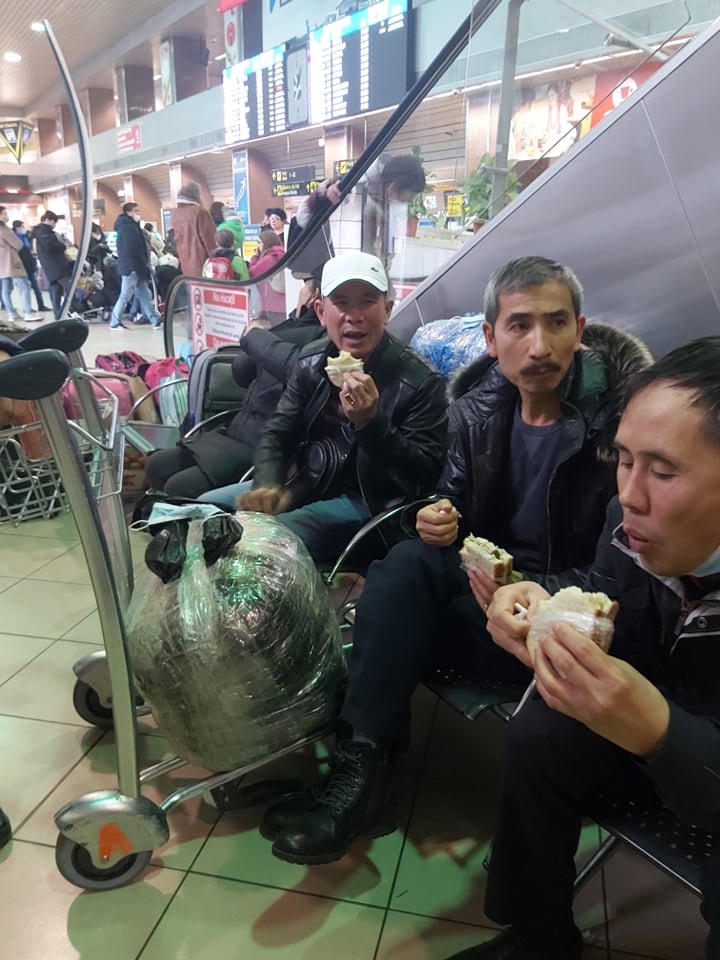 Những suất ăn ấm lòng của gia đình anh Hưng được gửi tới đồng bào từ Ukraine sang lánh nạn ở Romania.Ảnh: NVCC