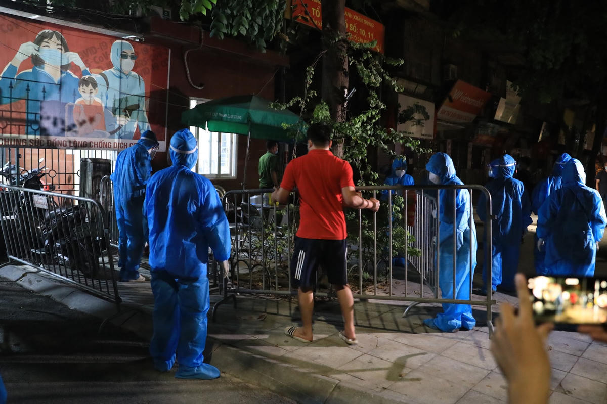 Trong khoảng 15 phút các nhân viên y tế, tình nguyện viên hoàn thành việc dỡ phong toả ngõ 328 và 330 Nguyễn Trãi.