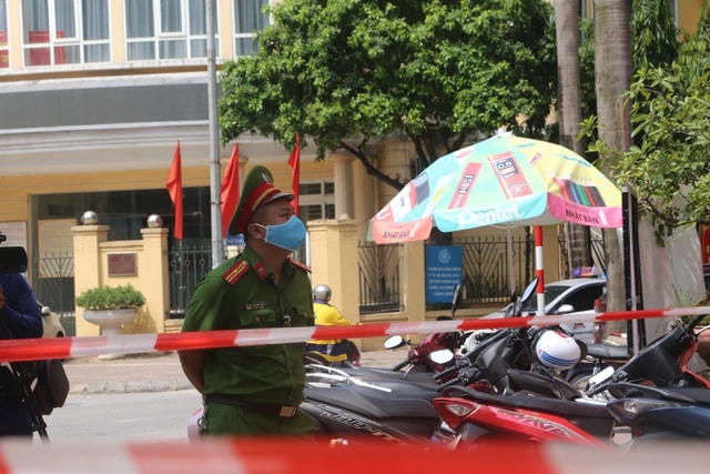 Hà Nội: Phong tỏa, khử trùng cửa hàng có người nghi dương tính SARS-CoV-2