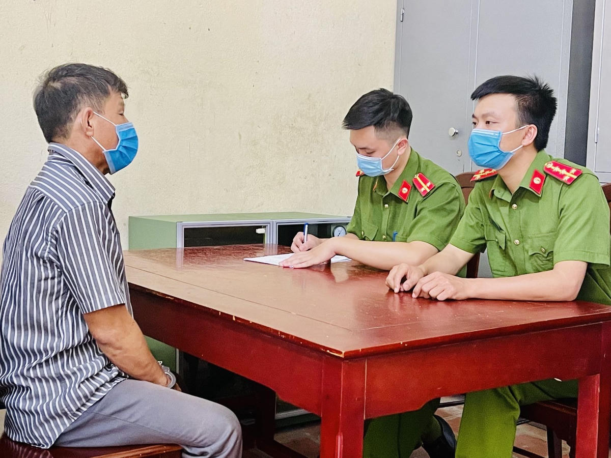 Đối tượng L.V.T. đến cơ quan công an đầu thú. Ảnh: CA huyện Đông Sơn.
