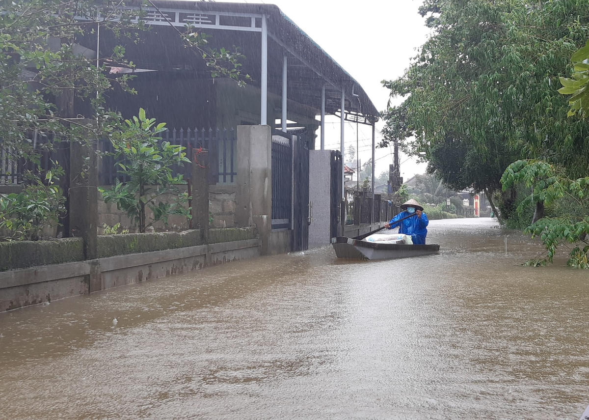 Mưa lớn khiến người dân tại thôn Xuân Tuỳ, xã Quảng Phú, huyện Quảng Điền bị ngập, phải đi lại bằng thuyền.