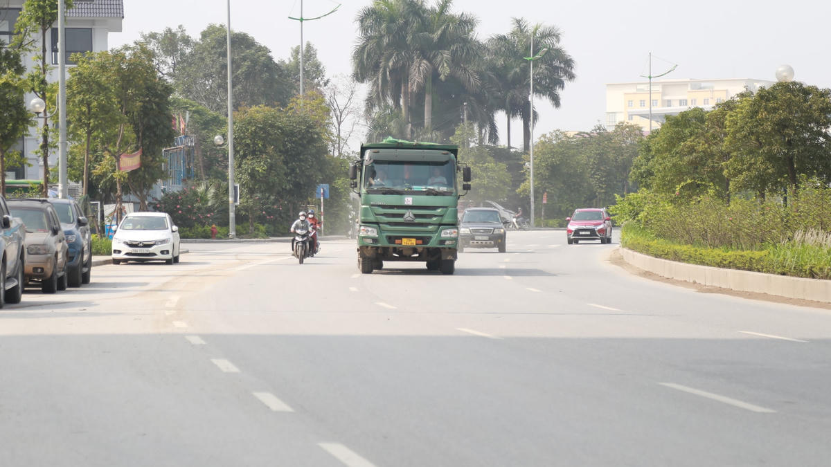 Trong thời gian qua, tình trạng xe tải chở vật liệu xây dựng (cát, sỏi, đất..) hoạt động trên tuyến đường 70, gây mất an toàn giao thông, khói bụi mù mịt khiến người dân vô cùng bức xúc. Nghiêm trọng hơn, việc mặt đường trơn trượt khiến nguy cơ về TNGT tăng cao, cần sự tăng cường kiểm soát quyết liệt của lực lượng chức năng.