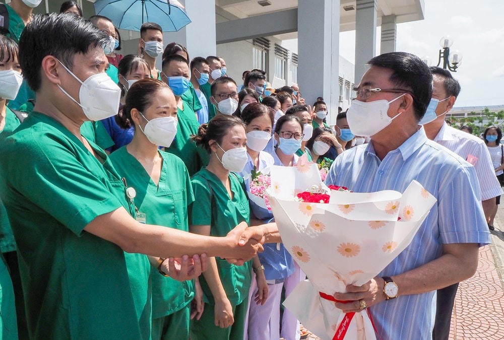Ngày 6/9 Phó Chủ tịch UBND TP Hải Phòng Lê Khắc Nam động viên đoàn bác sĩ, nhân viên y tế hỗ trợ TP Hồ Chí Minh chống dịch.