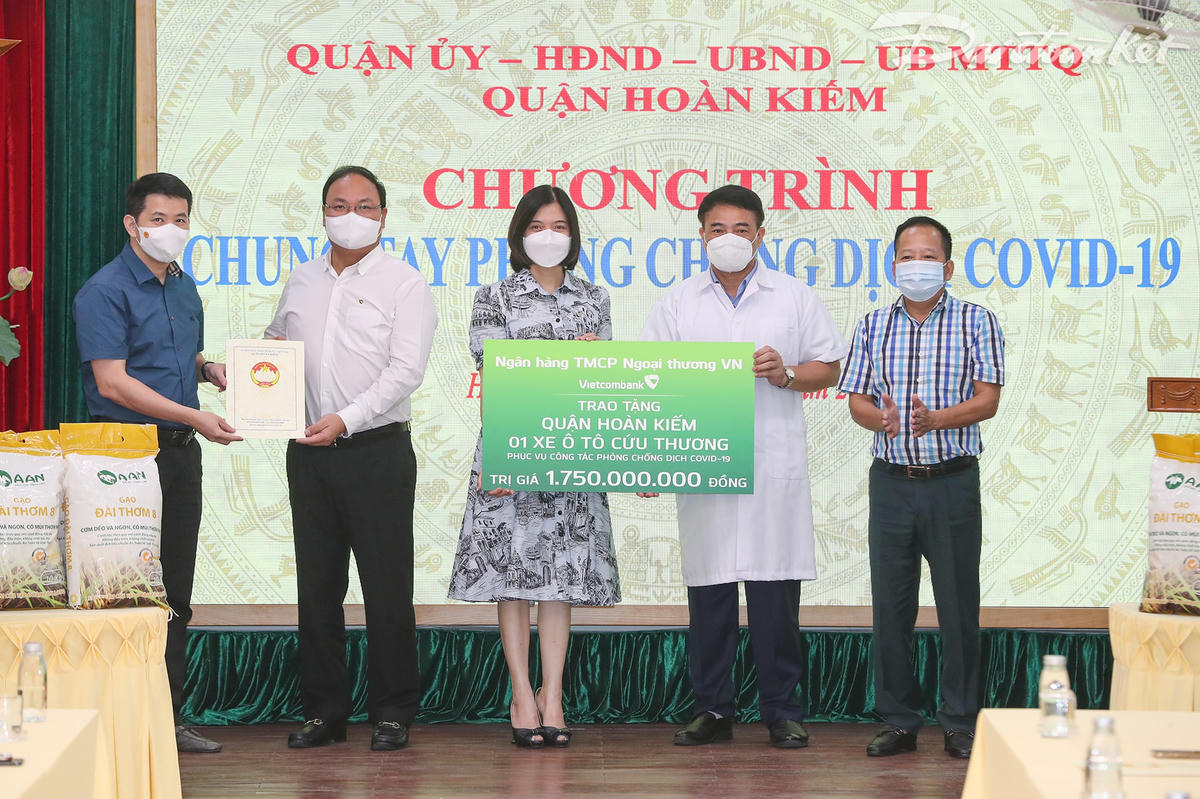 Ngân hàng TMCP Ngoại thương Việt Nam trao tặng 1 xe ô tô trị giá 1.750.000.000 đồng để phục vụ công tác phòng, chống dịch Covid-19.