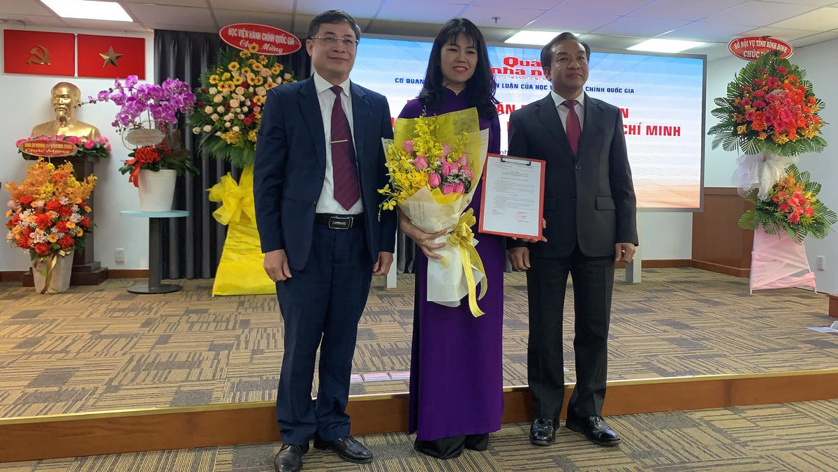 TS. Nguyễn Quang Vinh – Tổng Biên tập Tạp chí Quản lý nhà nước (QLNN) đã trao quyết định cho bà Nguyễn Thị Thúy Vân – Phó Trưởng Ban  điện tử Tạp chí QLNN phụ trách văn phòng Đại diện Tạp chí QLNN tại TP. Hồ Chí Minh.