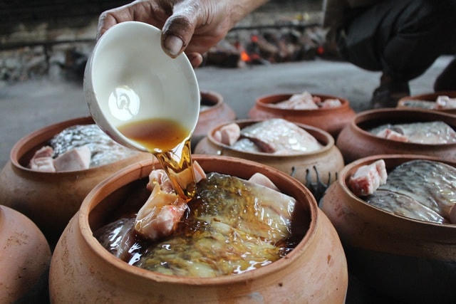 Các gia vị tạo nên mùi hương đặc trưng cho nồi cá kho gồm: Mắm, chanh, nước cốt cua đồng, giềng, ớt, gừng...  