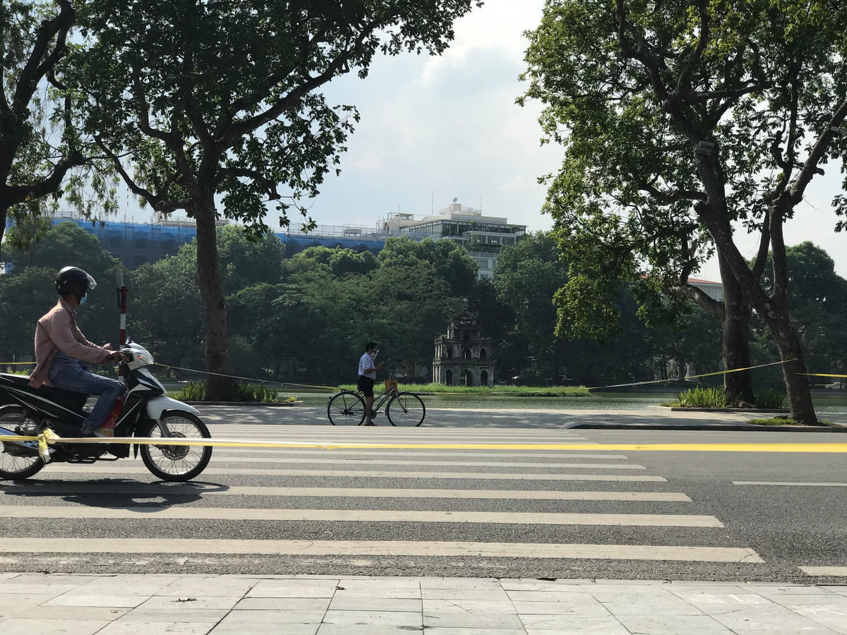“Bình thường mới” giờ đã trở thành niềm mong mỏi của cả người dân và doanh nghiệp. Ảnh: Thạch Thế Vinh.