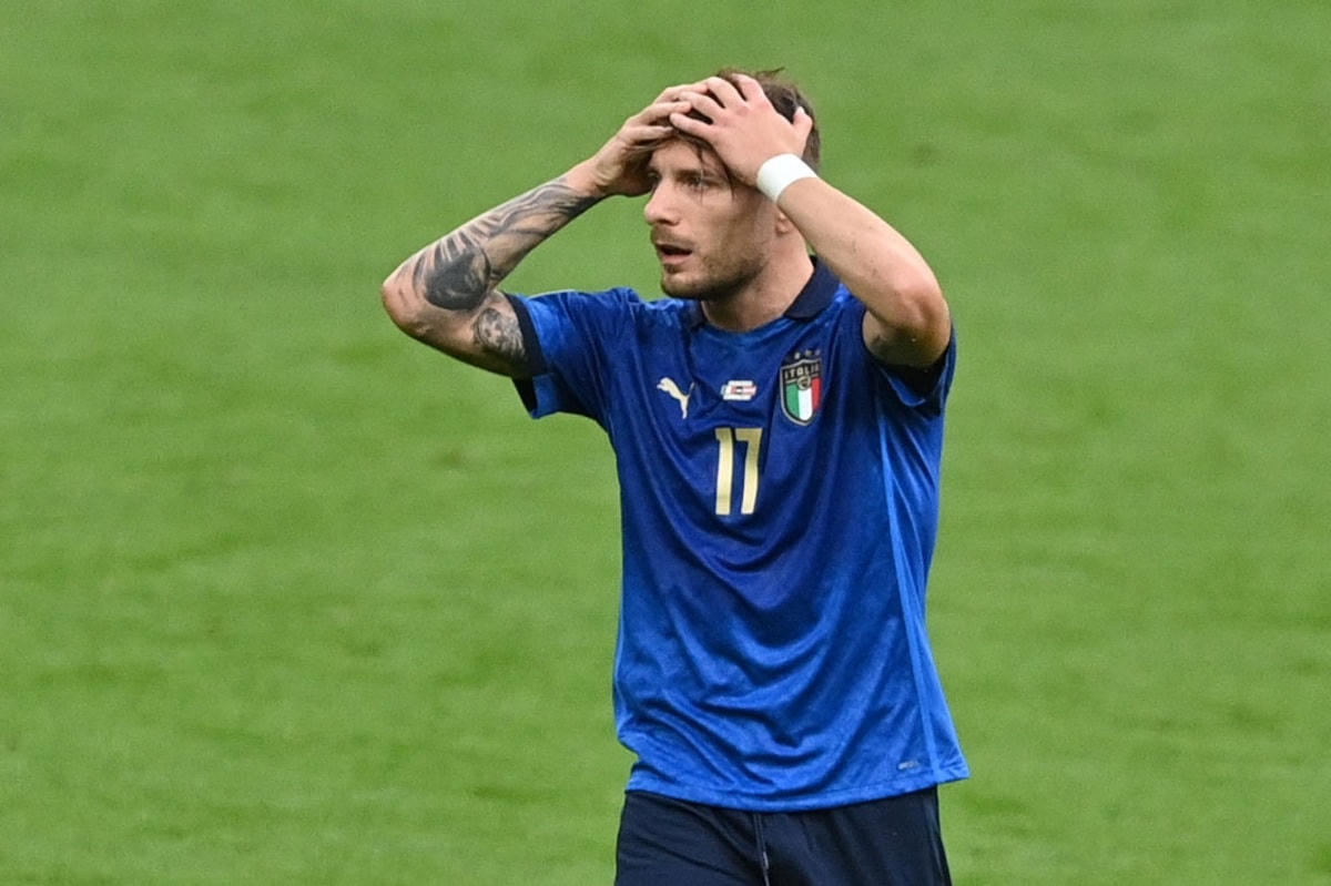 Ciro Immobile tiếc nuối khi cột dọc từ chối bàn thắng.