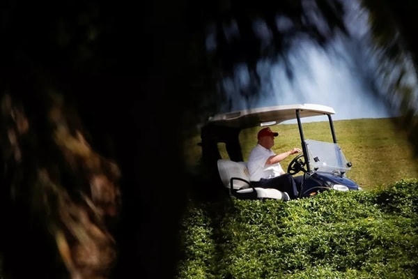 Ông Trump đi chơi golf ở Câu lạc bộ Golf quốc tế Trump. (Ảnh: Reuters).