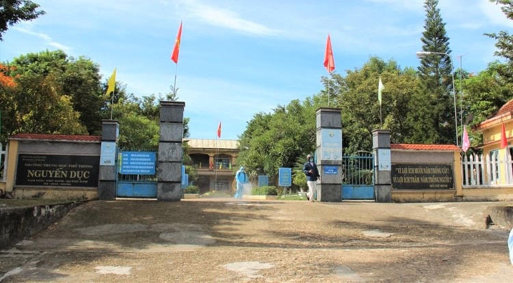 Nhân viên phun thuốc khử trùng ở điểm thi Trường THPT Nguyễn Dục.