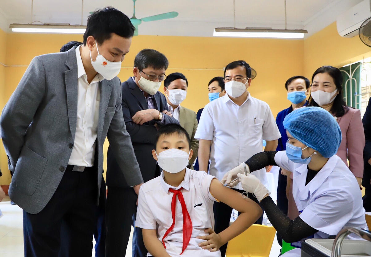 Chủ tịch UBND tỉnh Hải Dương Triệu Thế Hùng kiểm tra công tác tiêm vaccine phòng Covid-19 tại Trường THCS Tân Bình.