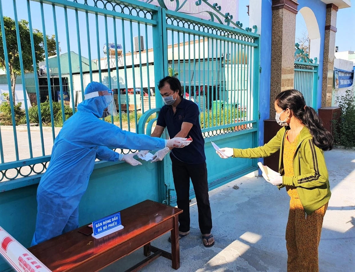 Các cử tri trong khu cách ly đã hoàn thành xong việc bỏ phiếu.