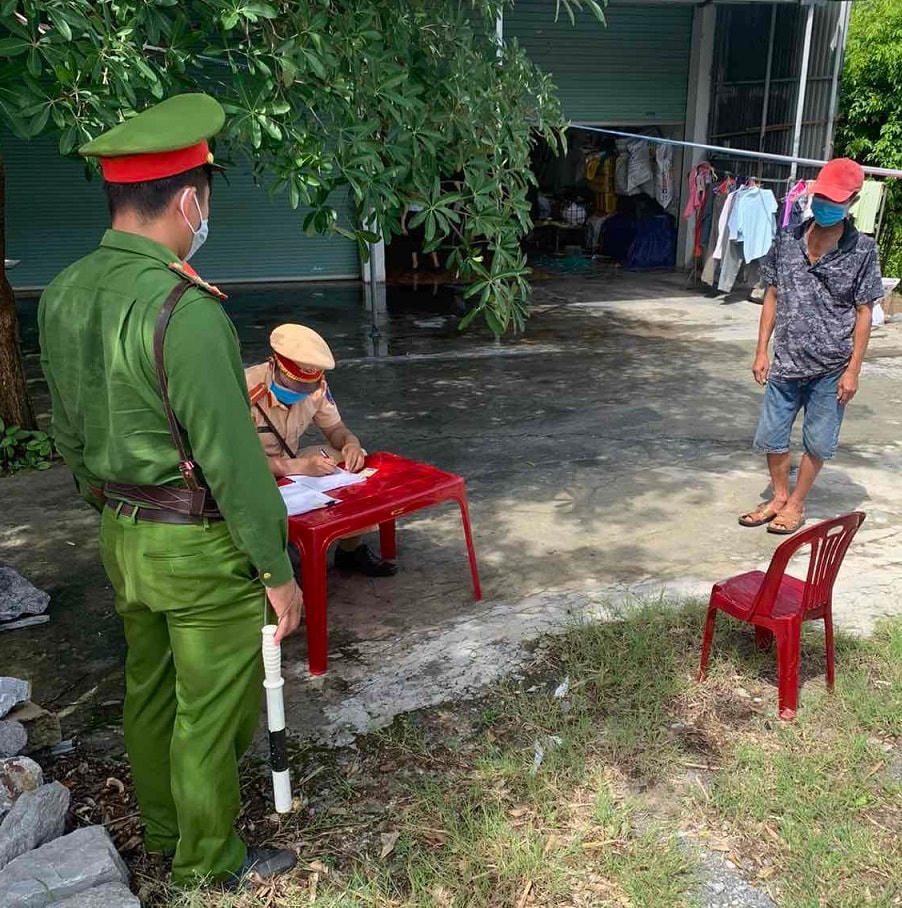 Công an huyện Quảng Ninh lập biên bản vi phạm đối với một trường hợp không thực hiện các quy định về phòng dịch Covid-19.