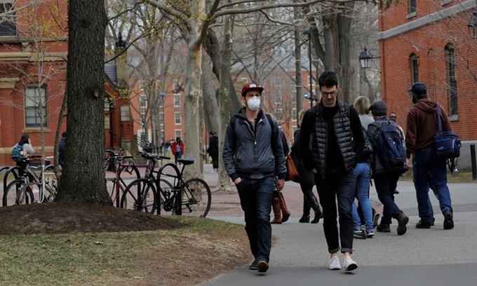Sinh viên đi lại trong khuôn viên Đại học Harvard ngày 10/3. Ảnh: Reuters.  