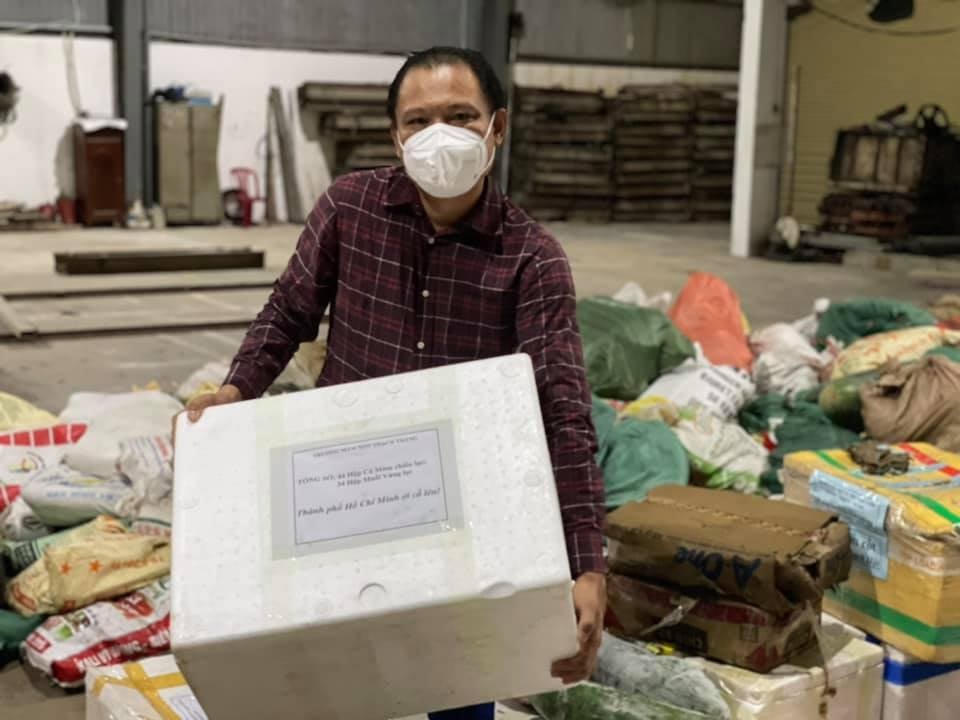 Ông Toàn nhận quà của bà con Hà Tĩnh gửi vào, phân phát cho người dân vùng dịch phía Nam.  