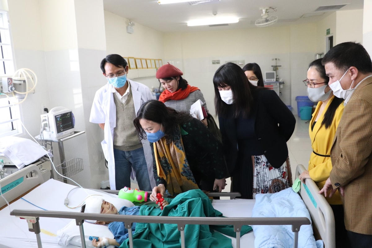 Thứ trưởng Bộ GD&ĐT Ngô Thị Minh thăm hỏi, hỗ trợ cháu bé.