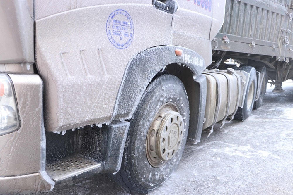Bánh xe tải bị đóng băng. (Ảnh: Nguyễn Oanh/TTXVN).