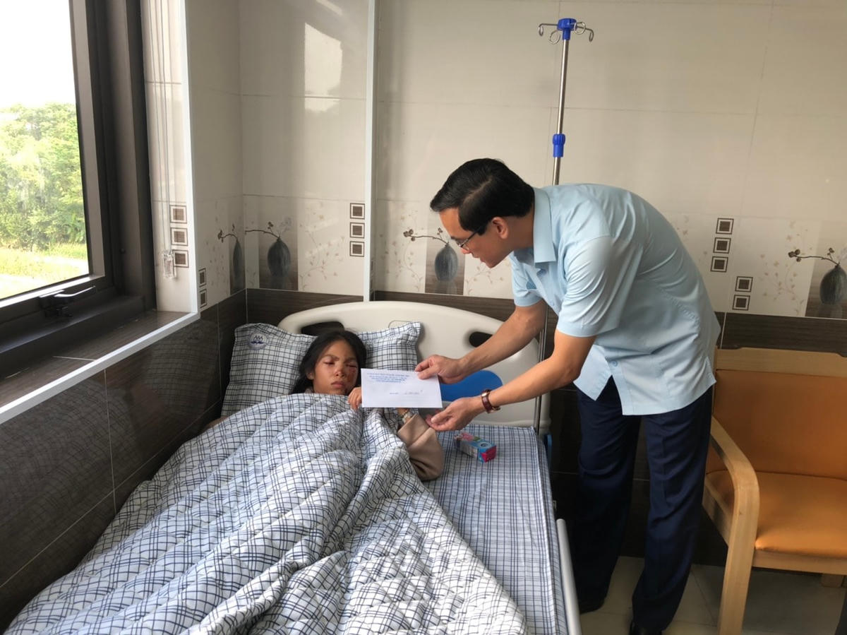 Ông Nguyễn Hải, Chủ tịch Ủy ban MTTQ tỉnh Phú Thọ thăm hỏi và trao tiền hỗ trợ cho người bị thương đang điều trị tại Trung tâm Y tế huyện Hạ Hòa.