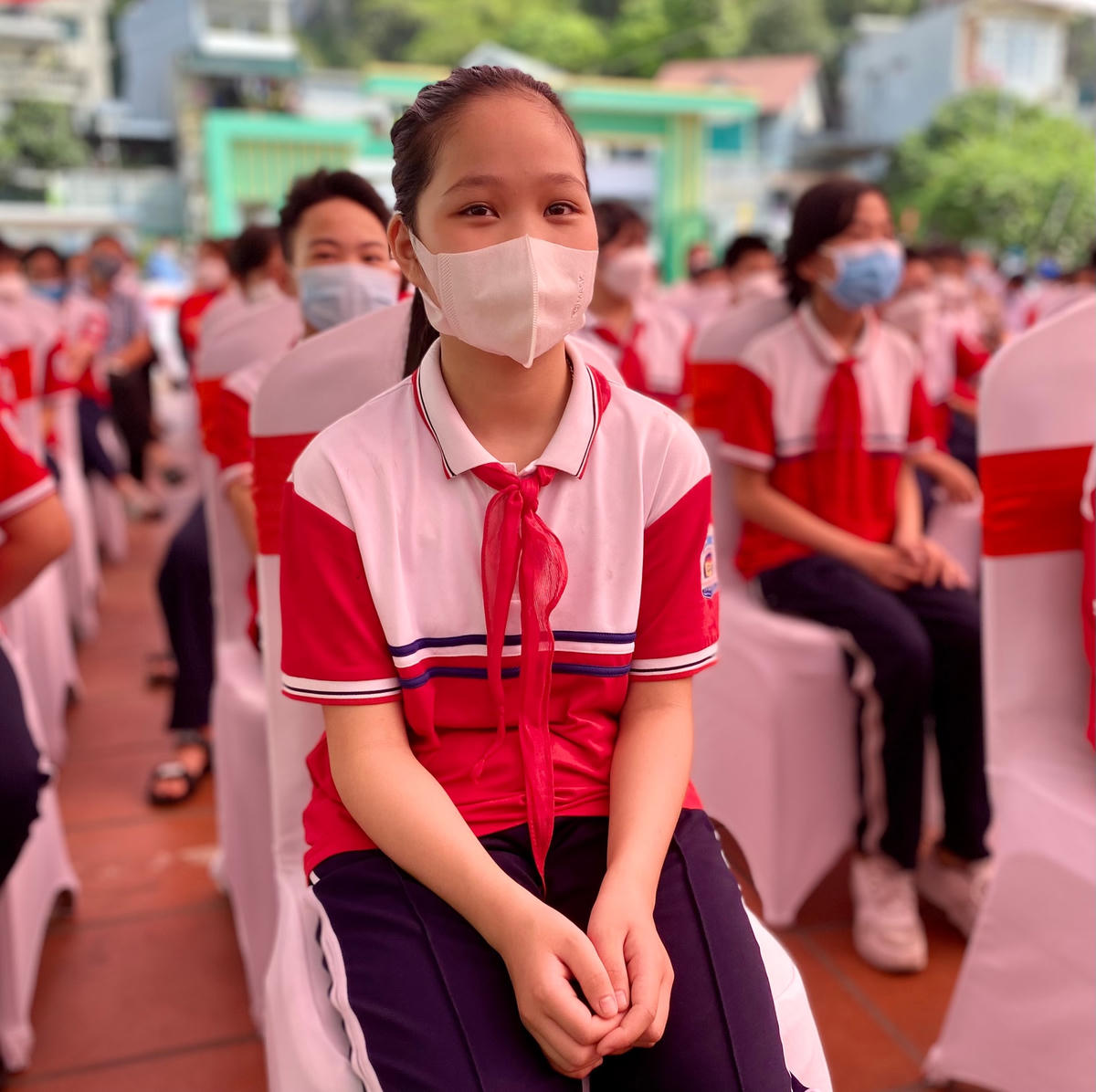 Em Nguyễn Ngọc Khánh Minh, học sinh lớp 6A6 chia sẻ: Em rất háo hức khi hôm nay được tiêm vaccine phòng Covid-19. Gia đình và thầy cô đã dặn dò cẩn thận và động viên em rất nhiều.