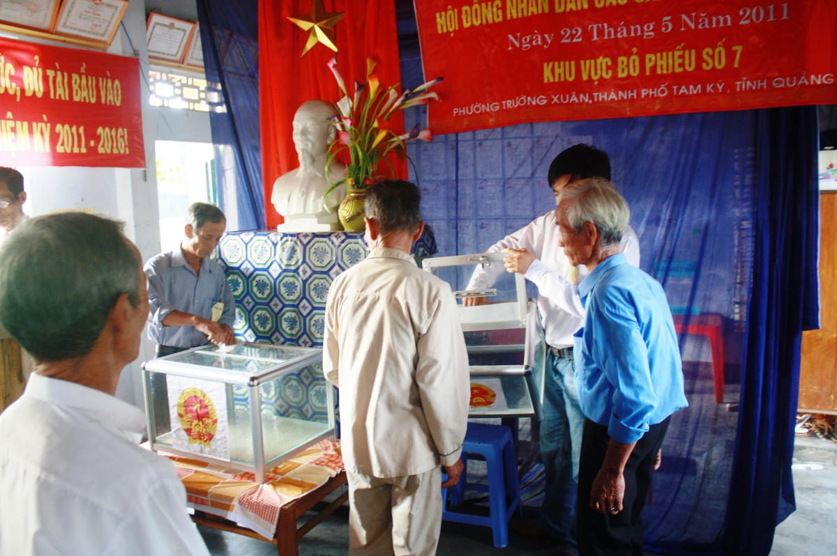 Kiểm tra thùng phiếu trước khi bầu cử (ảnh tư liệu).