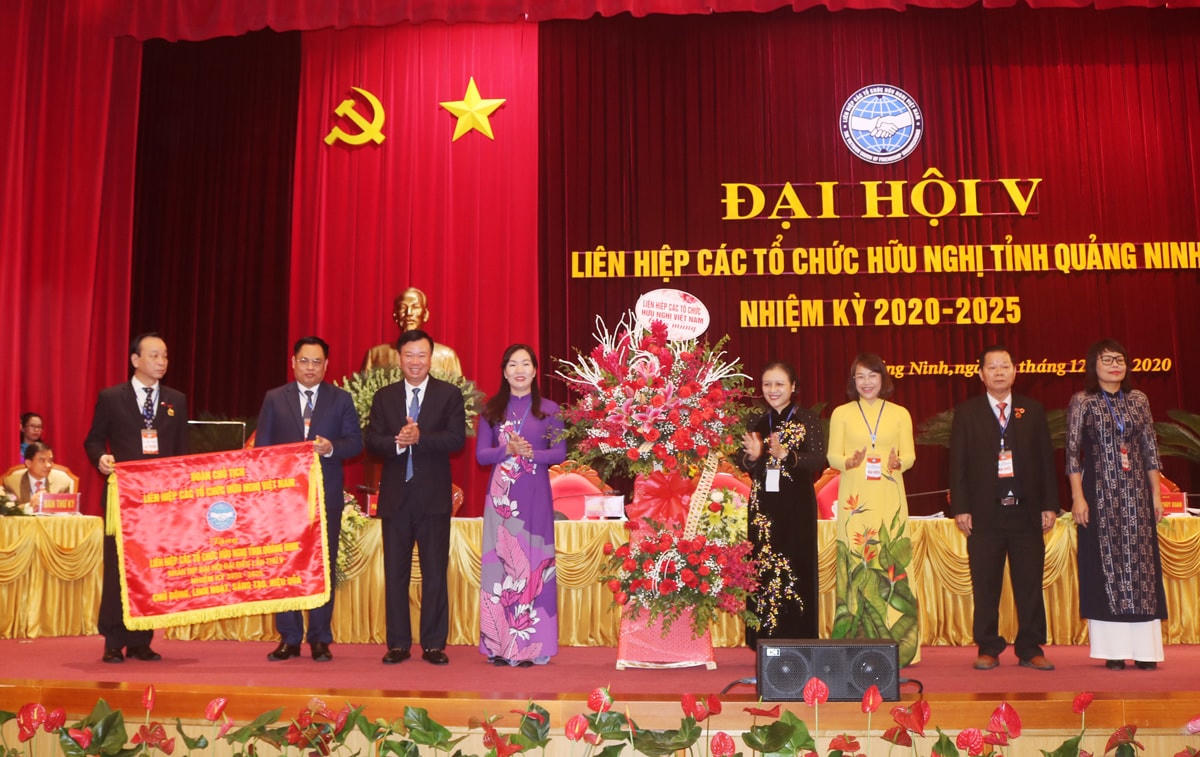 Bà Nguyễn Phương Nga, Chủ tịch Liên hiệp các tổ chức hữu nghị Việt Nam tặng hoa chúc mừng Đại hội.