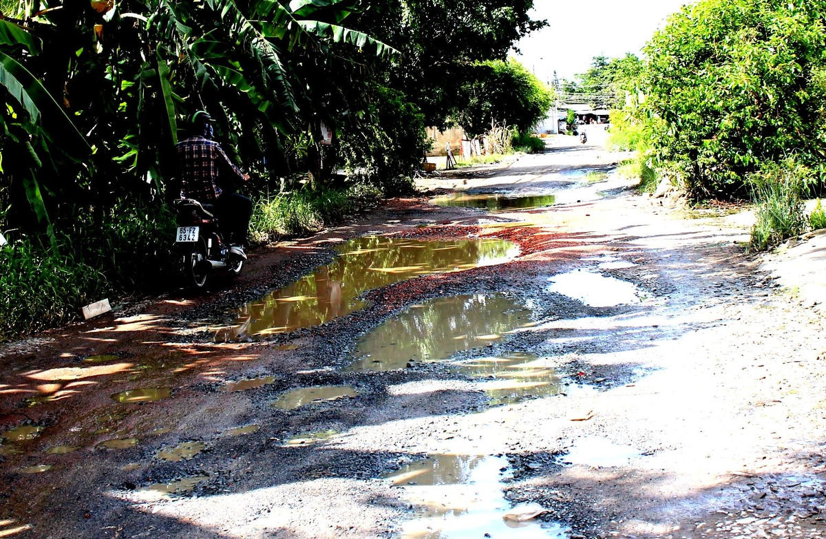 Cần Thơ: Đường nhiều ổ voi đọng nước 'bẫy' người đi đường 