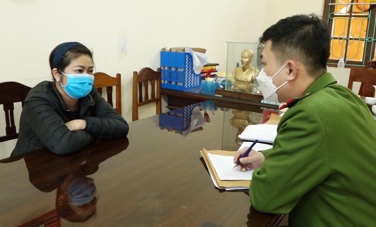 Cơ quan điều tra làm việc với đối tượng Trương Thị Lệ Hằng.