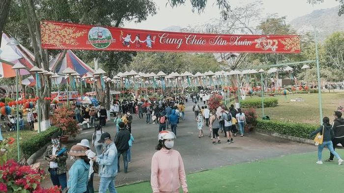 Hầu hết du khách đến Núi Cấm đều đeo khẩu trang trong suốt quá trình vui chơi tại đây.