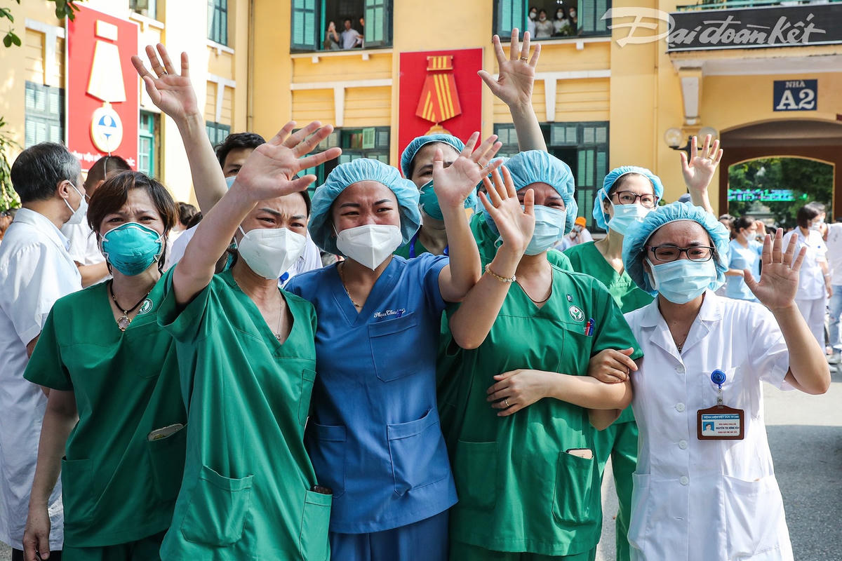 Đồng nghiệp vẫy tay chào tạm biệt đoàn y bác sĩ vào chi viện cho TP Hồ Chí Minh. Ảnh: Quang Vinh.