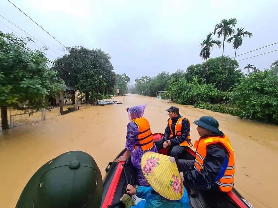 Lực lượng chức năng di dời dân đến nơi an toàn.