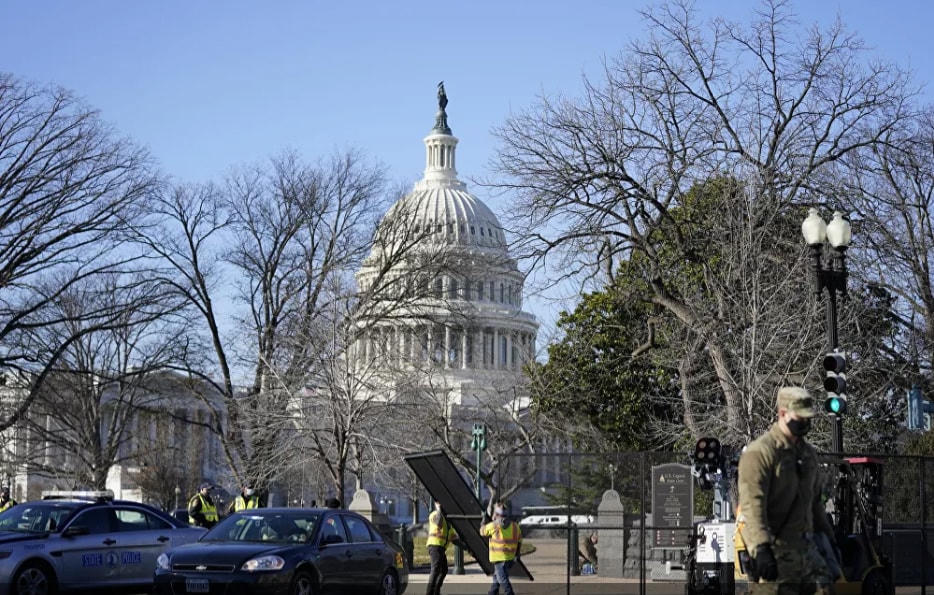 Các công nhân lắp đặt hàng rào xung quanh Điện Capitol ở Washington DC, ngày 7/1. Ảnh: AP.
