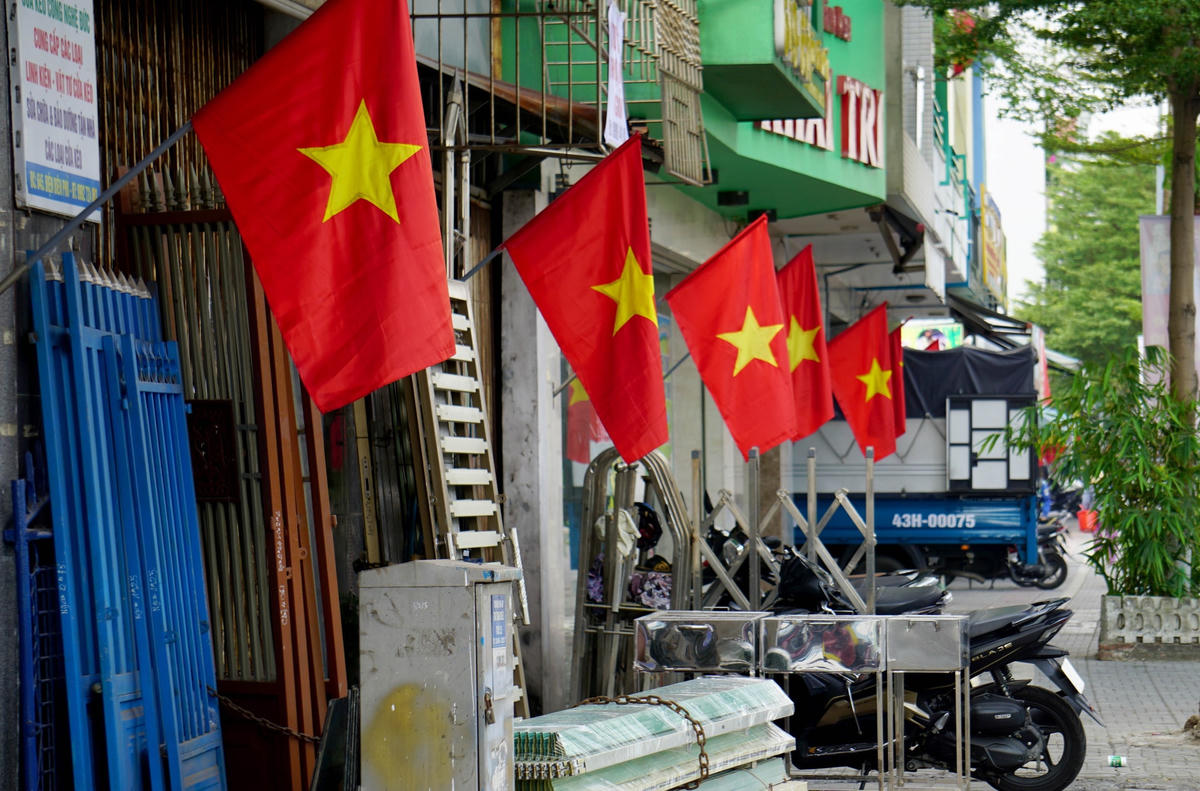 Nhà dân treo cờ đỏ sao vàng sớm chào mừng ngày lễ lớn.