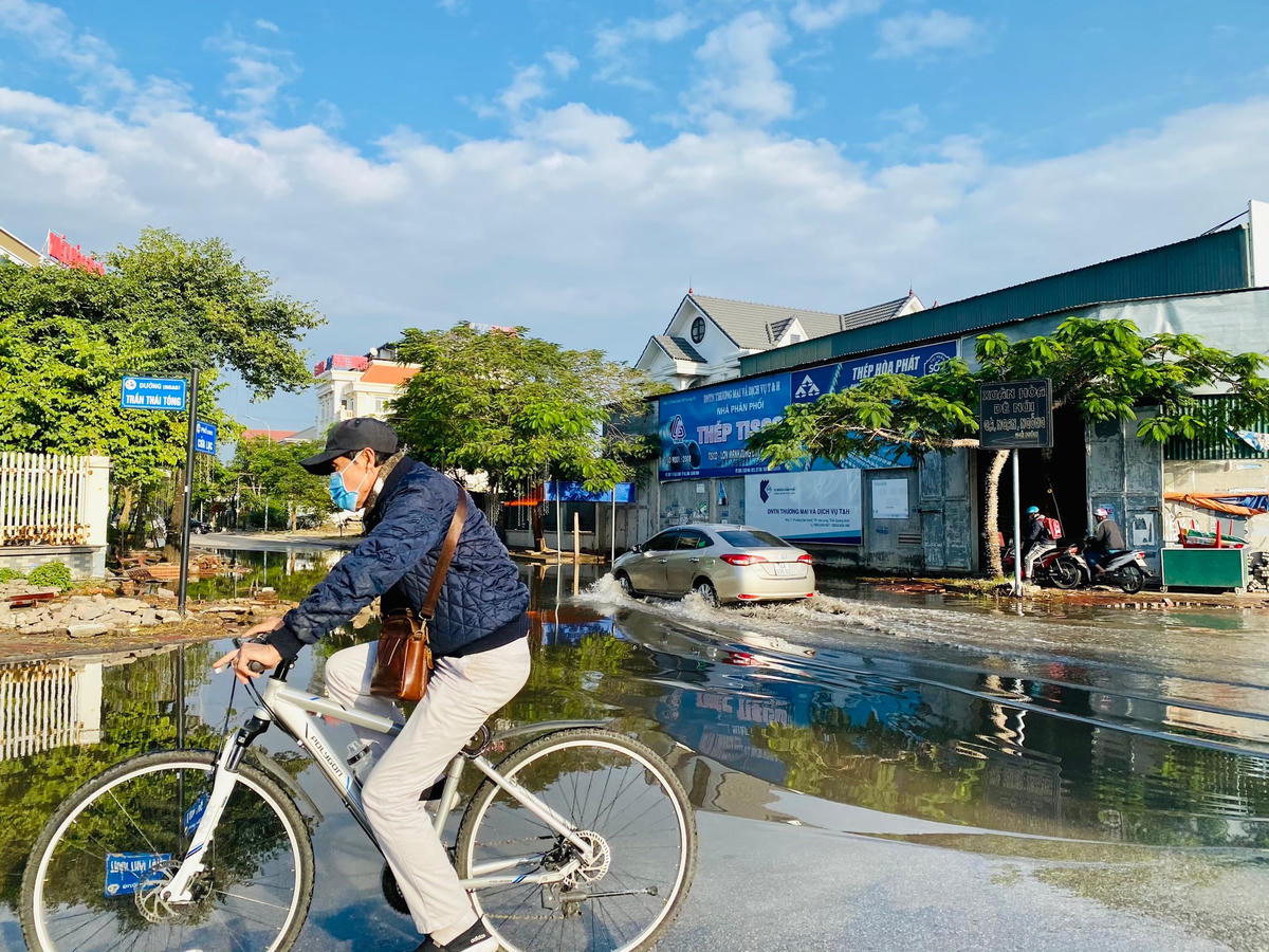 Tuy nhiên, người lái ô tô lại không còn lựa chọn nào khác ngoài việc đi thẳng vào vùng nước ngập để về nhà.