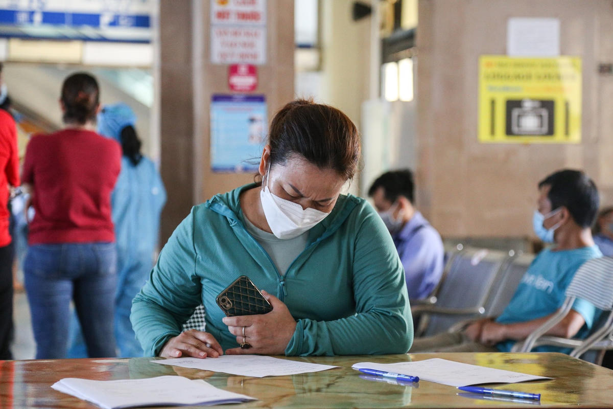 Người dân được gọi tên sẽ đến bàn làm thủ tục khai báo y tế rồi sẽ được đem vào xét nghiệm.