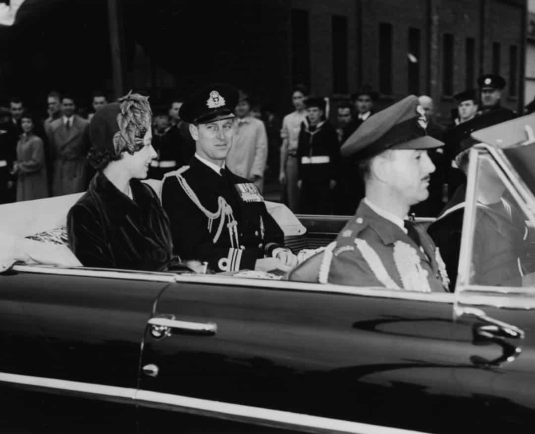 Công chúa Elizabeth và Hoàng thân Philip đi qua những con phố đông đúc ở Quebec, năm 1951.