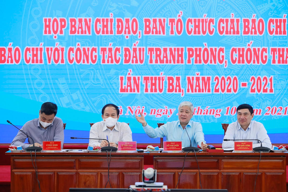 Chủ tịch UBTƯ MTTQ Việt Nam Đỗ Văn Chiến chủ trì cuộc họp.
