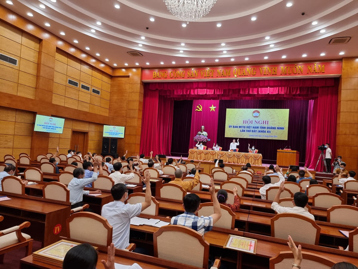 Các đại biểu biểu quyết cho ý kiến.