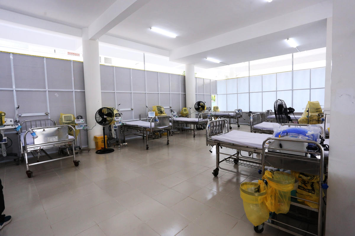 Phía bên trong một phòng của bệnh viện dã chiến.