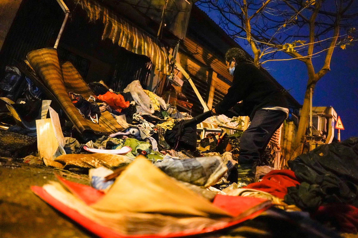 Ông Cường trở về căn nhà xập xệ để thu dọn những đồ đạc còn sót lại sau vụ hỏa hoạn (Ảnh: CTV).Chứng kiến cảnh căn nhà bị thiêu rụi, người đàn ông 70 tuổi trở về nhà với khuôn mặt thẫn thờ, buồn rầu. Ông cho biết, mình và vợ đã sống gần hết đời người, hàng ngày phải nhịn ăn, nhịn mặc để chăm sóc cho 2 cháu gái thì nay cả gia sản bị lửa thiêu rụi.