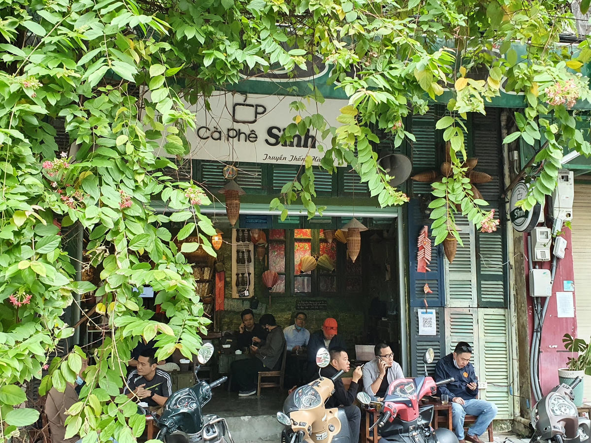 Ghi nhận của PV Đại Đoàn Kết Online, ngay từ sáng sớm, rất nhiều người dân thủ đô đã tìm cho mình những quán cà phê quen thuộc sau thời gian dài giãn cách xã hội.