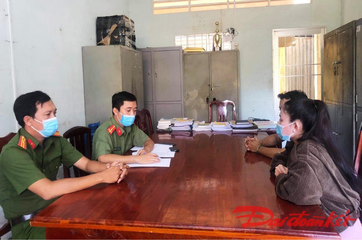 Lực lượng Công an làm việc với các đối tượng tung tin giả. 