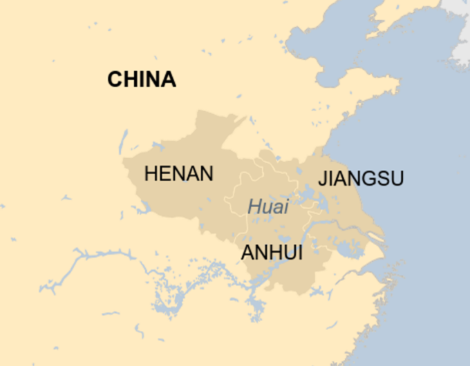 Sông Hoài dài hơn 1.000 km, là sông dài thứ tư ở Trung Quốc, chảy qua các trung tâm nông nghiệp và sản xuất lớn ở Hà Nam, An Huy, Giang Tô và đổ ra sông Trường Giang.  Mưa lớn và lũ lụt đã tiếp diễn suốt nhiều tuần qua ở miền trung và miền nam Trung Quốc. Một số khu vực dọc theo sông Trường Giang, bao gồm thành phố Vũ Hán ở tỉnh Hồ Bắc và tỉnh Giang Tây, nơi có hồ nước ngọt lớn nhất nước, đã ban bố mức cảnh báo lũ cao nhất.  