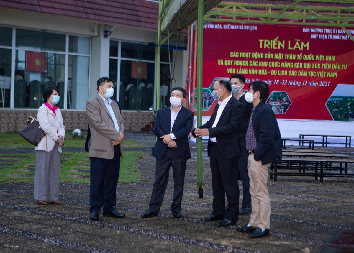 Về Triển lãm ảnh các hoạt động của Mặt trận Tổ quốc Việt Nam và quy hoạch các khu chức năng kêu gọi xúc tiến đầu tư vào Làng Văn hoá - Du lịch các dân tộc Việt Nam, Ban quản lý “Ngôi nhà chung” đã phối hợp chặt chẽ với Mặt trận Tổ quốc Việt Nam để chuẩn bị. Hình ảnh trưng bày tại triển lãm được chọn lọc, mang tính ấn tượng và nêu bật ý nghĩa.
